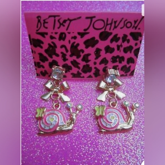 ✨️🐌 BETSEY JOHNSON CUTE PINK ENAMELED CRYSTALS SNAIL EARRINGS ✨️ - Picture 3 of 3